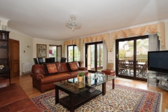 1_2-Comfortable-lounge-with-leather-sofas